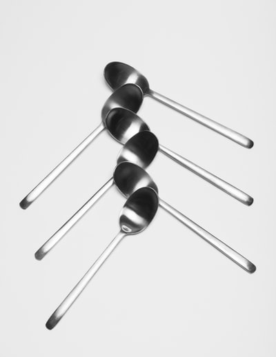 六个灰色的勺子